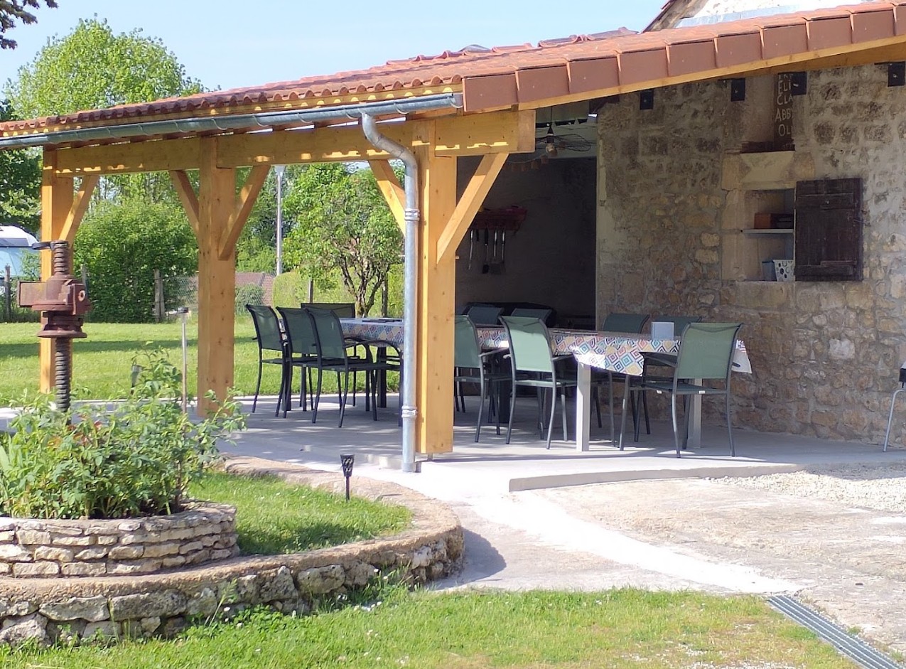 L'appentis et le puits, charme du Périgord