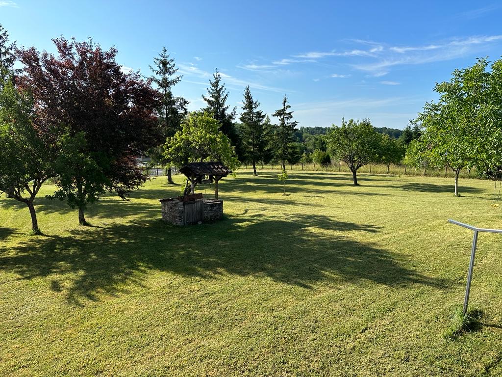 Jardin du Gîte de Monette avec puits décoratif