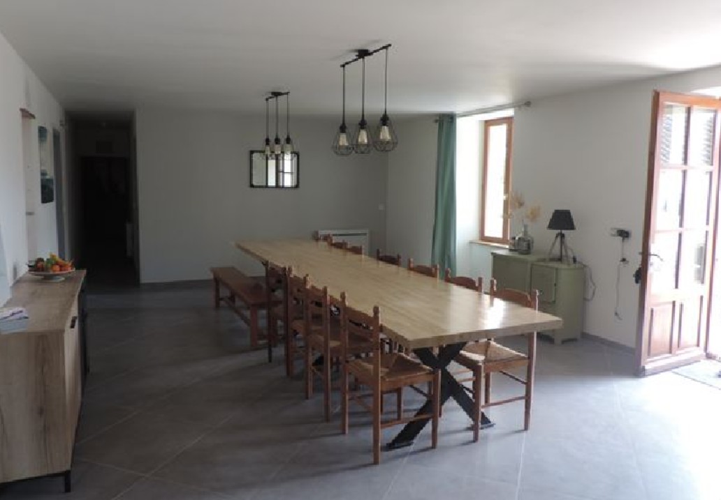 La grande salle à manger pour les retrouvailles en famille