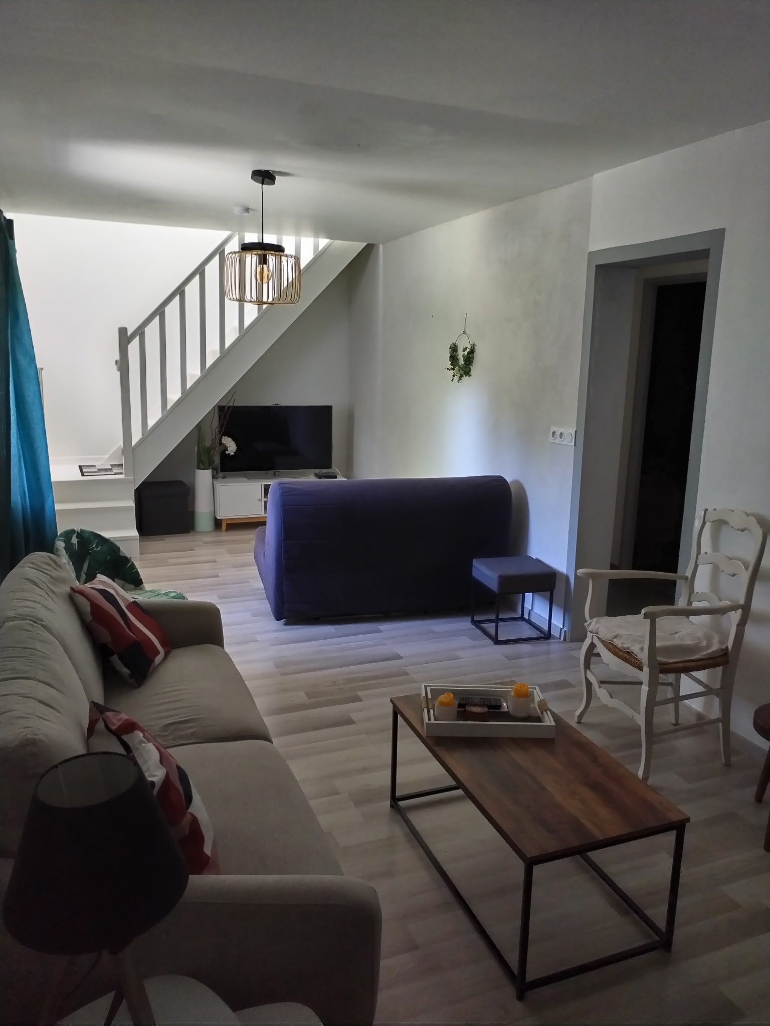 Espace TV avec vue sur l'escalier